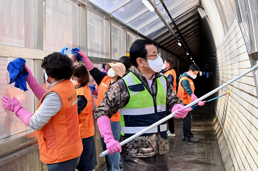 ▲ 이현재 하남시장이 덕풍터널에서 주민들과 함께 겨울 내내 쌓였던 묵은 때를 벗겨내는 대청소를 벌였다 ⓒ하남시 제공