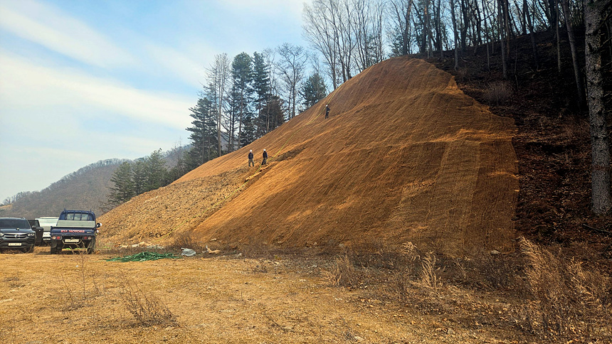 ▲ 가평군이 훼손된 채 방치된 산지에 대해 재해예방을 위한 대대적인 복구를 추진중이다 ⓒ가평군 제공