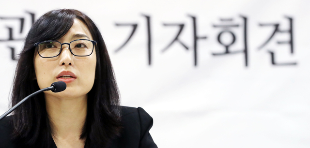 ▲ 안미현 대전지검 천안지청 부부장검사가 2018년 5월 당시 강원랜드 채용비리 수사외압 의혹과 관련해 검찰 수뇌부에 진상규명을 요구하는 기자회견을 하고 있는 모습. ⓒ뉴시스