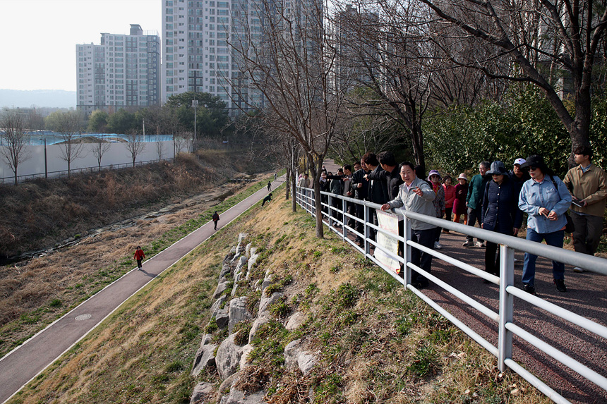 ▲ 주광덕 남양주시장이 26일 별내동 불암천 산책로와 화도읍 마석근린공원 조성 현장을 둘러보고 있다 ⓒ남양주시 제공