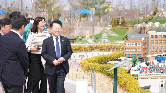 ▲ 육동한 춘천시장이 27일 '춘천시 민생경제 상황회의'를 통해 물가와 시민 불안 해소 대책을 점검한 데 이어 레고랜드 코리아 리조트를 방문해 봄 시즌 개장에 따른 시설을 둘러보고 관광 협력 방안을 논의했다. 이날 육 시장은 이성호 레고랜드 신임 대표와 환담을 갖고 관광 분야 협업 방안을 공유한 뒤 주요 시설을 둘러봤다. ⓒ춘천시