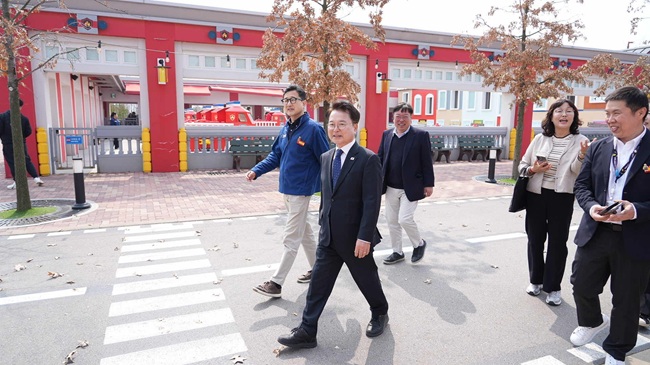 ▲ 육동한 춘천시장이 27일 '춘천시 민생경제 상황회의'를 통해 물가와 시민 불안 해소 대책을 점검한 데 이어 레고랜드 코리아 리조트를 방문해 봄 시즌 개장에 따른 시설을 둘러보고 관광 협력 방안을 논의했다. ⓒ춘천시