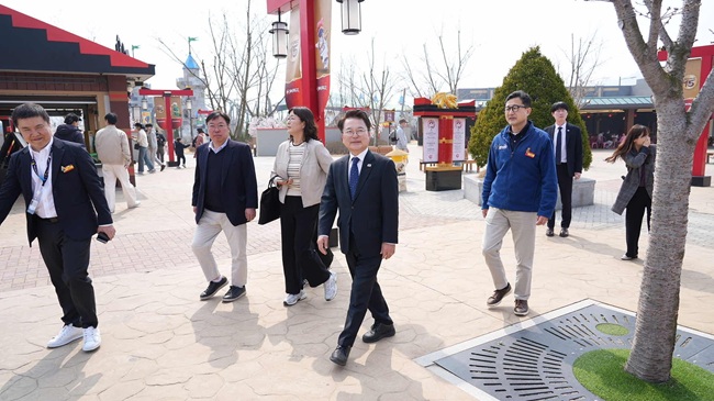 ▲ 육동한 춘천시장이 27일 '춘천시 민생경제 상황회의'를 통해 물가와 시민 불안 해소 대책을 점검한 데 이어 레고랜드 코리아 리조트를 방문해 봄 시즌 개장에 따른 시설을 둘러보고 관광 협력 방안을 논의했다. ⓒ춘천시