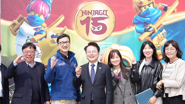 ▲ 육동한 춘천시장이 27일 '춘천시 민생경제 상황회의'를 통해 물가와 시민 불안 해소 대책을 점검한 데 이어 레고랜드 코리아 리조트를 방문해 봄 시즌 개장에 따른 시설을 둘러보고 관광 협력 방안을 논의했다. 이날 육 시장은 이성호 레고랜드 신임 대표와 환담을 갖고 관광 분야 협업 방안을 공유한 뒤 주요 시설을 둘러봤다. ⓒ춘천시