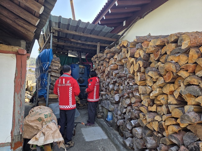 ▲ 화목농가 점검 모습. ⓒ동부지방산림청