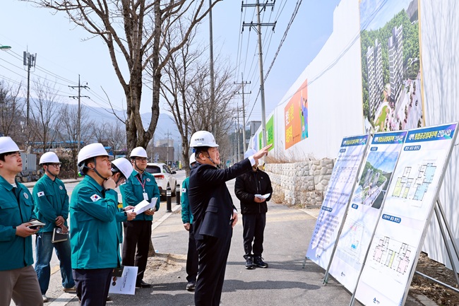 ▲ 이상호 태백시장이 지난 26일 강원형 공공주택으로 추진 중인 '태백 통합공공임대주택' 건립 사업과 관련해 황지동 432번지 일원(서학골) 부지 추진 상황을 점검했다. ⓒ태백시