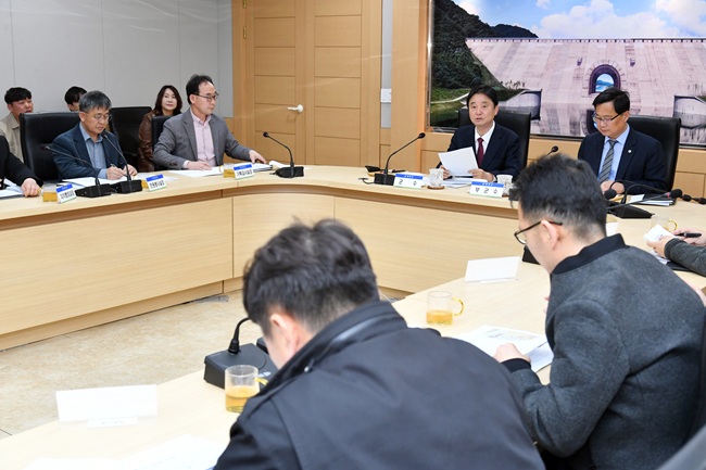 ▲ 2026년 제1회 화천군 반부패·청렴 회의가 27일 군청에서 최문순 군수, 안중기 부군수를 비롯한 각 실과소장들이 참석한 가운데 열렸다. 이번 회의는 2025년 종합청렴도 평가 결과를 분석하고, 2026년 수립한  반부패·청렴 시책을 효율적으로 실행하기 위한 방안을 모색하기 위해 마련됐다. ⓒ화천군