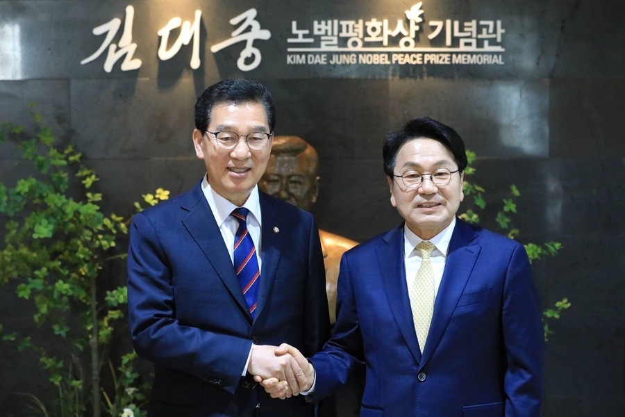 ▲ 더불어민주당 전남광주통합특별시장 경선에 나선 강기정 예비후보와 신정훈 예비후보가 27일 목포 김대중 노벨평화상 기념관에서 단일화를 선언하고 있다.ⓒ강기정_신정훈 예비후보 제공