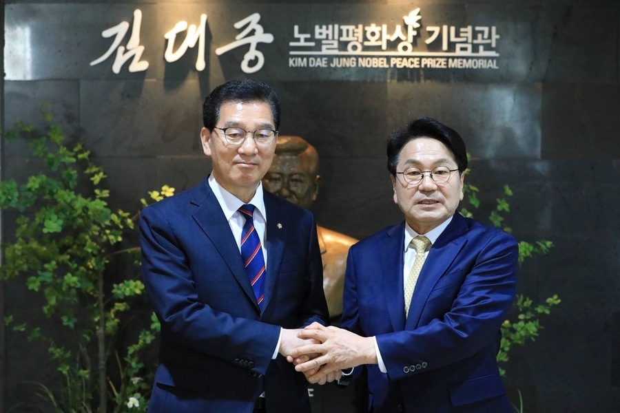 ▲ 더불어민주당 전남광주통합특별시장 경선에 나선 강기정 예비후보와 신정훈 예비후보가 27일 목포 김대중 노벨평화상 기념관에서 단일화를 선언하고 있다.ⓒ강기정_신정훈 예비후보 제공