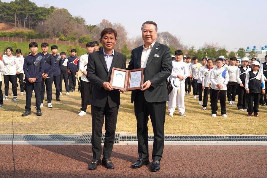 ▲ 광주광역시체육회(전갑수 회장)는 광주여자대학교 양궁 감독으로26년 간 헌신한 김성은 감독(광주은행)에게 감사패를 전달했다.(좌부터 김성은 광주은행 양궁 감독, 전갑수 광주광역시체육회장)ⓒ광주광역시체육회 제공