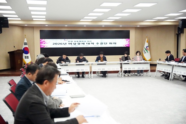 ▲ 강원 홍천군이 27일 대회의실에서 박광용 부군수 주재로 비상 경제 대책 추진단 회의를 개최하고, 최근 지역경제 상황에 대한 점검과 함께 실효성 있는 대응 방안을 집중적으로 논의했다. ⓒ홍천군