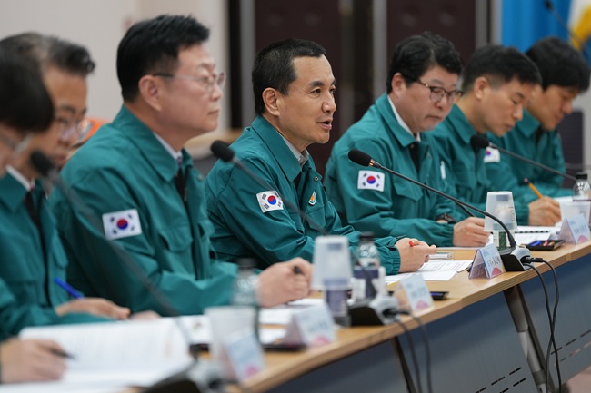 ▲ 김진태 강원특별자치도지사가 27일 도청에서 비상경제 점검회의를 주재하며 중동상황에 따른 분야별 대응현황을 점검하고 향후 계획에 대해 논의했다. ⓒ강원특별자치도