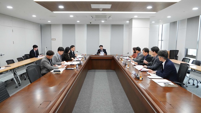 ▲ 춘천시가 27일 시청 중회의실에서 '민생경제 2차 상황회의'를 열고 원유 수급 불안이 지역 물가와 민생에 미칠 영향을 점검하고 대응 방안을 논의했다. ⓒ춘천시