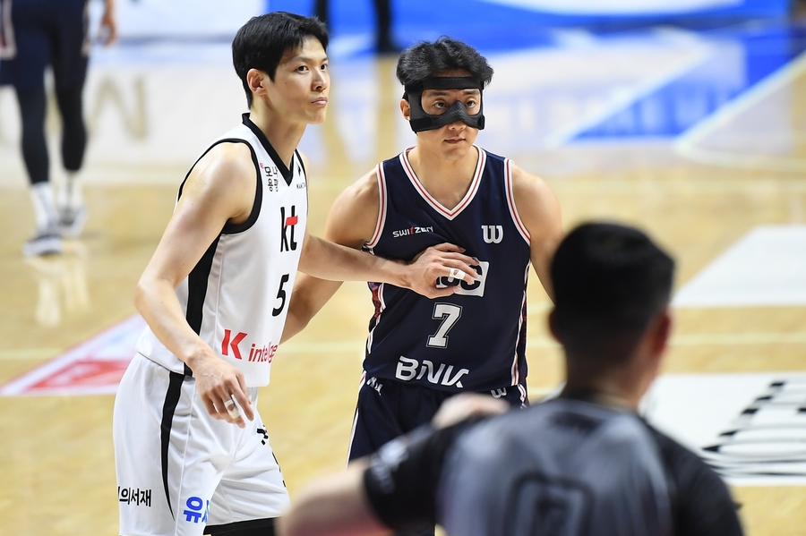▲ 허훈이 마스크 투혼을 발휘했지만 KCC는 kt에 무릎을 꿇었다.ⓒKBL 제공