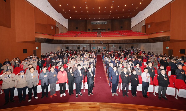 ▲ 강원 삼척시(시장 박상수)가 제11회 서해수호의 날을 맞아 지난 27일 삼척시안보단체협의회 주관으로 '우리의 바다 서해, 평화와 번영으로'라는 주제로 삼척시문화예술회관 대공연장에서 기념식을 개최했다. 행사에는 박상순 시장, 권정복 삼척시의회 의장 등 관내 안보단체와 주요 기관·단체 관계자 등이 참석했다. ⓒ삼척시