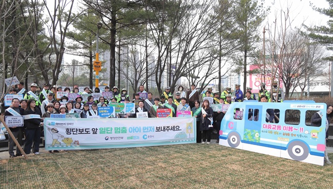 ▲ 춘천시(시장 육동한)가 지난 27일 국제 유가 상승 및 에너지 수급 불안정에 대응해 대중교통 이용 캠페인을 실시했다. 이날 캠페인에는 춘천시를 비롯해 춘천경찰서, 춘천시민버스, 석사동통장협의회, 자율방범연합대, 모범운전자연합회 춘천지회, 한국교통안전공단 등 유관기관 관계자 60여 명이 참여했다.  ⓒ춘천시