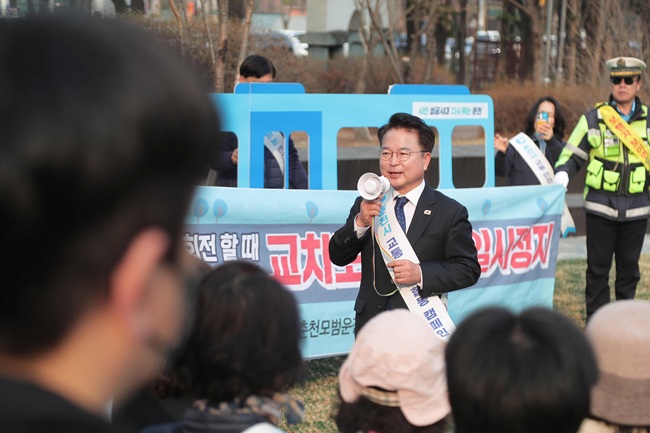 ▲ 춘천시(시장 육동한)가 지난 27일 국제 유가 상승 및 에너지 수급 불안정에 대응해 대중교통 이용 캠페인을 실시했다. 이날 캠페인에는 춘천시를 비롯해 춘천경찰서, 춘천시민버스, 석사동통장협의회, 자율방범연합대, 모범운전자연합회 춘천지회, 한국교통안전공단 등 유관기관 관계자 60여 명이 참여했다.  ⓒ춘천시