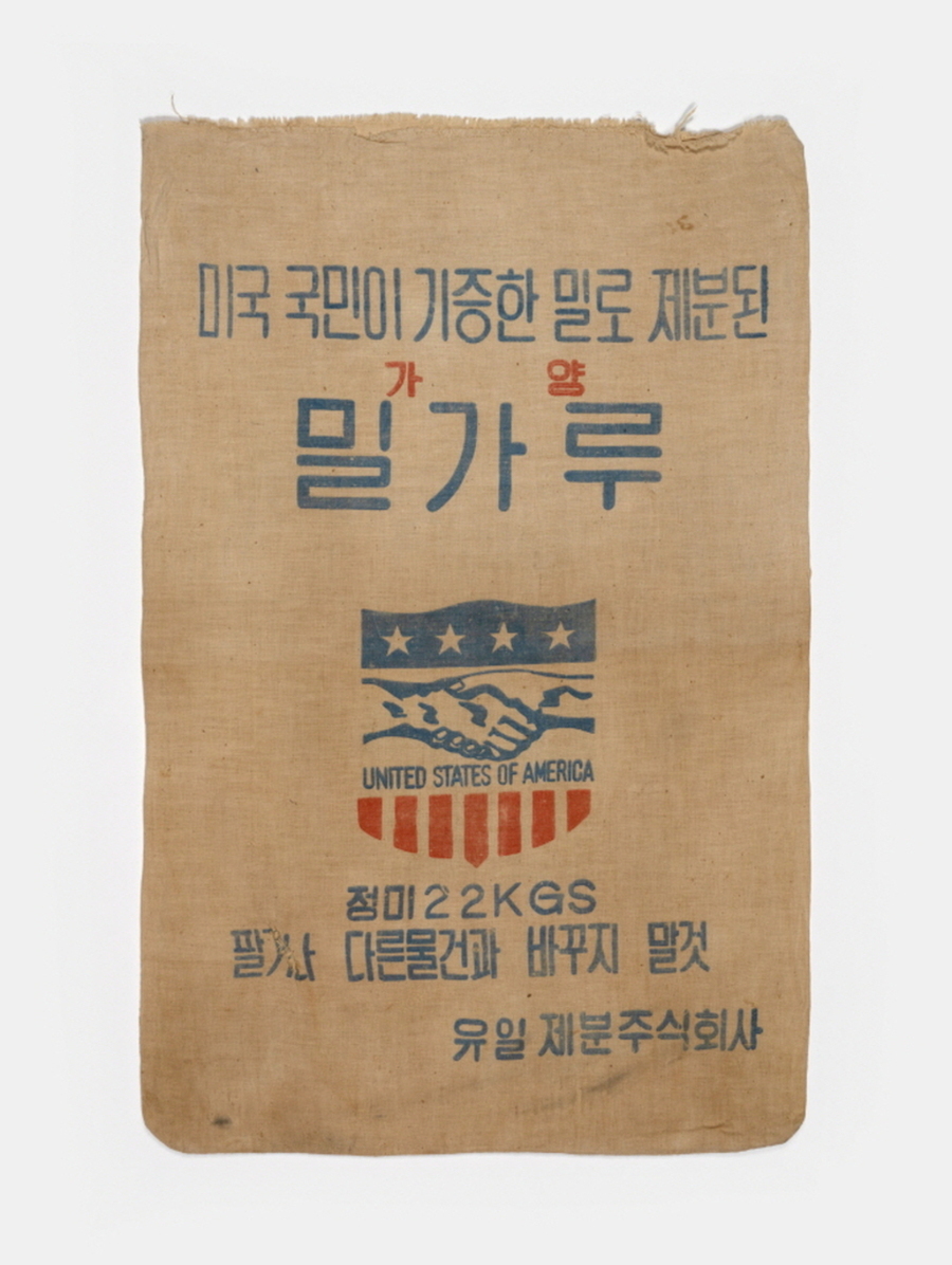 ▲ 탄수화물 연대기-미국원조밀가루포대ⓒ전라남도 제공