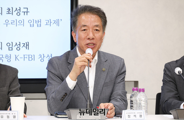 ▲ 국가정보연구회(회장 신언)가 27일 오후 서울 광화문 세종연구소에서 열린 '간첩법 개정의 의의와 향후 과제'를 주제로 창립 5주년 기념식 및 컨퍼런스를 개최했다.  국정원 대공수사처장을 지낸 장석광 국가정보연구회 사무총장. ⓒ서성진 기자