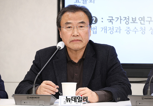 ▲ 국가정보연구회(회장 신언)가 27일 오후 서울 광화문 세종연구소에서 열린 '간첩법 개정의 의의와 향후 과제'를 주제로 창립 5주년 기념식 및 컨퍼런스를 개최했다. 국정원 정책정보 담당관을 지낸 정주진 연세대 국가관리연구원 연구교수. ⓒ서성진 기자