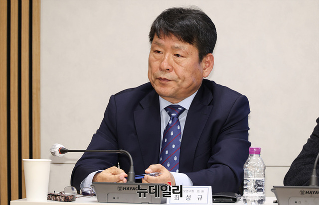 ▲ 국가정보연구회(회장 신언)가 27일 오후 서울 광화문 세종연구소에서 열린 '간첩법 개정의 의의와 향후 과제'를 주제로 창립 5주년 기념식 및 컨퍼런스를 개최했다. 외교부 및 국정원 출신인 최성규 고려대 국제법 연구교수. ⓒ서성진 기자