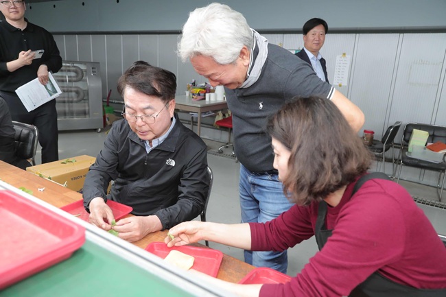 ▲ 육동한 춘천시장이 28일 춘천육묘장을 찾아 운영 현황과 육묘 생산·관리 실태를 확인했다. 육시장은 