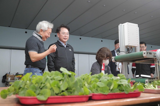 ▲ 육동한 춘천시장이 28일 춘천육묘장을 찾아 운영 현황과 육묘 생산·관리 실태를 확인했다. 육시장은 