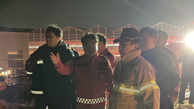 ▲ 육동한 춘천시장이 28일 동면 장학리 일원에서 발생한 산불 현장 진화 상황을 점검했다. ⓒ춘천시