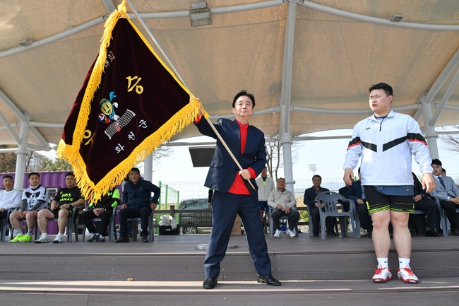 ▲ 제17회 화천군수기 족구대회가 28일 하남면 위라리에서 최문순 군수, 류희상 군의장을 비롯한 동호인 200여 명이 참석한 가운데 열렸다. ⓒ화천군