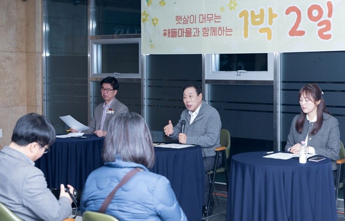 ▲ 최민호 세종시장이 대평동 해들마을4단지에서 열린 ‘시장과 함께하는 1박2일’ 행사에서 주민들과 대화를 나누고 있다.ⓒ세종시