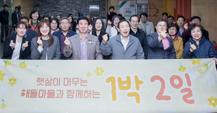 ▲ 최민호 세종시장이 대평동 해들마을 주민들과 ‘시장과 함께하는 1박2일’ 행사에서 기념촬영을 하고 있다.ⓒ세종시