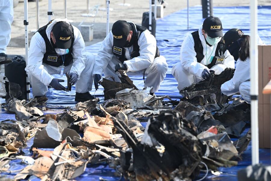 ▲ 12일 오전 전남 무안 국제공항에서 1년 넘게 방치돼 있던 12·29여객기 참사 사고기 잔해물 재조사가 진행되고 있다. ⓒ뉴시스