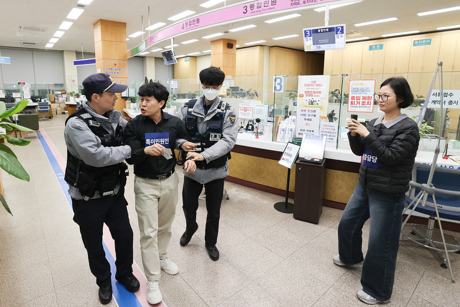 ▲ 광주 동구청은 동부경찰서와 합동으로 ‘특이 민원 대응 모의훈련’을 실시ⓒ광주광역시 동구청 제공