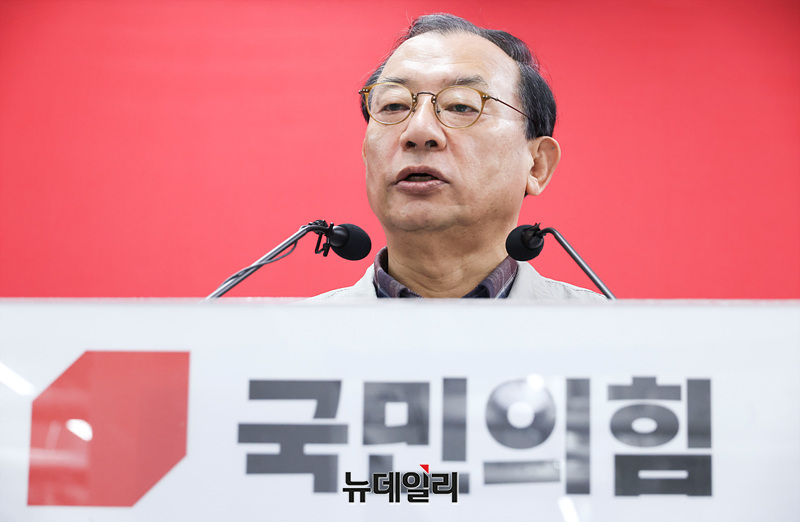 ▲ 이정현 국민의힘 공천관리위원장이 지난 16일 오전 서울 여의도 국민의힘 중앙당사에서 충북지사 공천 심사 결과 발표를 하고 있다. ⓒ이종현 기자