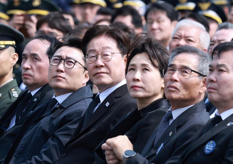 ▲ 이재명 대통령과 김혜경 여사가 27일 국립대전현충원에서 열린 제11회 서해수호의 날 기념식에서 블랙이글스 기념비행을 보고 있다. ⓒ뉴시스