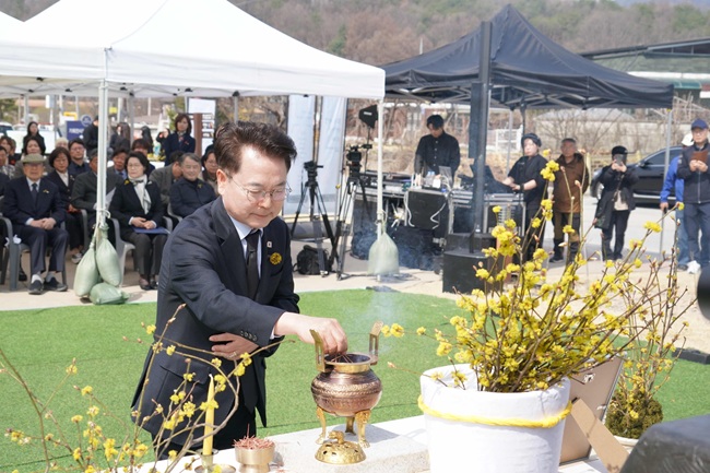 ▲ 한국 근대문학을 대표하는 춘천 출신 소설가 김유정 선생의 문학정신을 기리는 '김유정 선생 제89주기 추모제'가 29일 김유정문학촌에서 열렸다. ⓒ춘천시