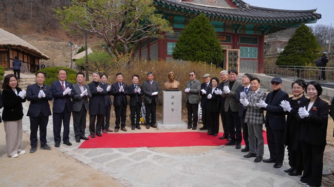 ▲ 김유정 생가 마당에서 흉상 제막식이 열렸다. ⓒ춘천시
