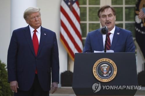 ▲ 도널드 트럼프 미국 전 대통령과 마이크 린델 마이필로 CEO [AP=연합뉴스 자료사진]