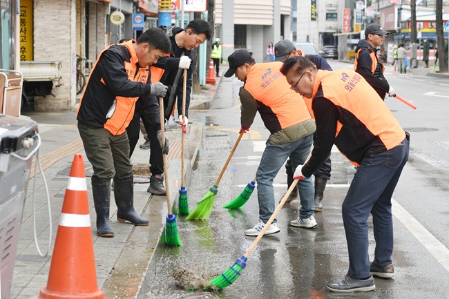 ▲ 지난해 3월 화천군 전역에서 진행된 새봄맞이 환경정화 활동 모습. ⓒ화천군