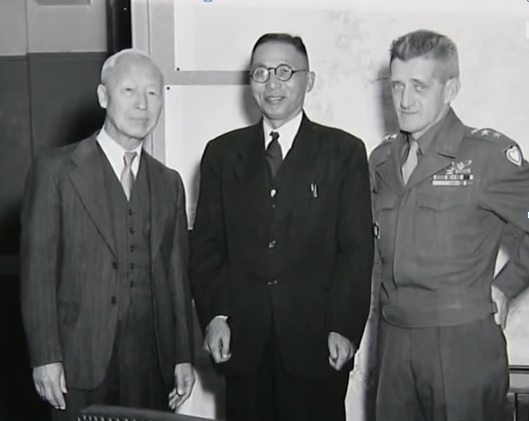 ▲ 1945년 11월23일 귀국한 김구 주석을 하지 사령관에게 소개한 이승만 박사(왼쪽).