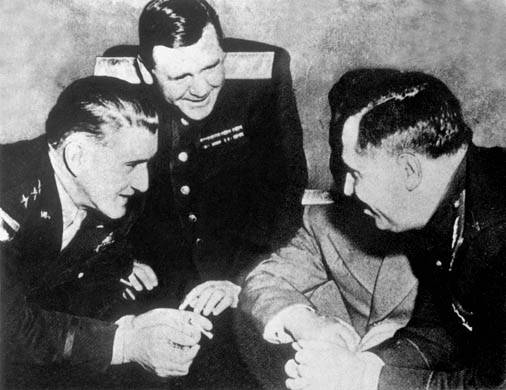 ▲ 미소공위 미국수석대표 하지 장군과 소련수석대표 시티코프(오른쪽).