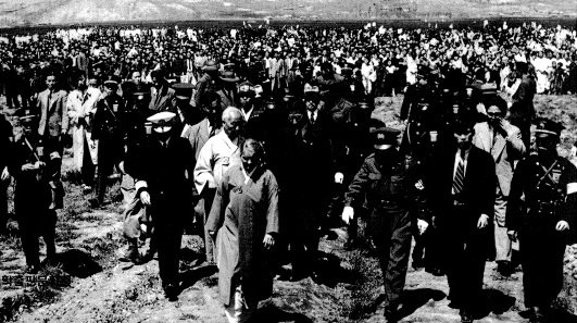 ▲ 삼남지방 순회연설회에 모인 군중들에게 연설하고 떠나는 이승만 박사와 부인 프란체스카 여사(앞줄 가운데 한복차림).ⓒ연세대 이승만연구원.