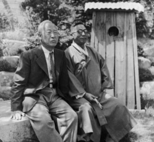 ▲ 이승만 박사의 돈암장을 방문, 대화를 나누는 김구(오른쪽).