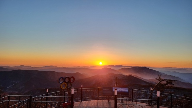 ▲ 모나용평에서 바라본 발왕산 일출 장면. ⓒ모나용평