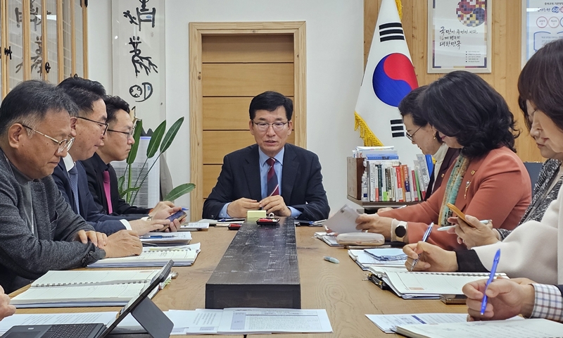 ▲ 윤건영 충북교육감(가운데)이 27일 오후 도교육청 기획회의에서 학교 폭력 심의 제도 개선에 대한 필요성을 강조하고 있다. ⓒ충북교육청