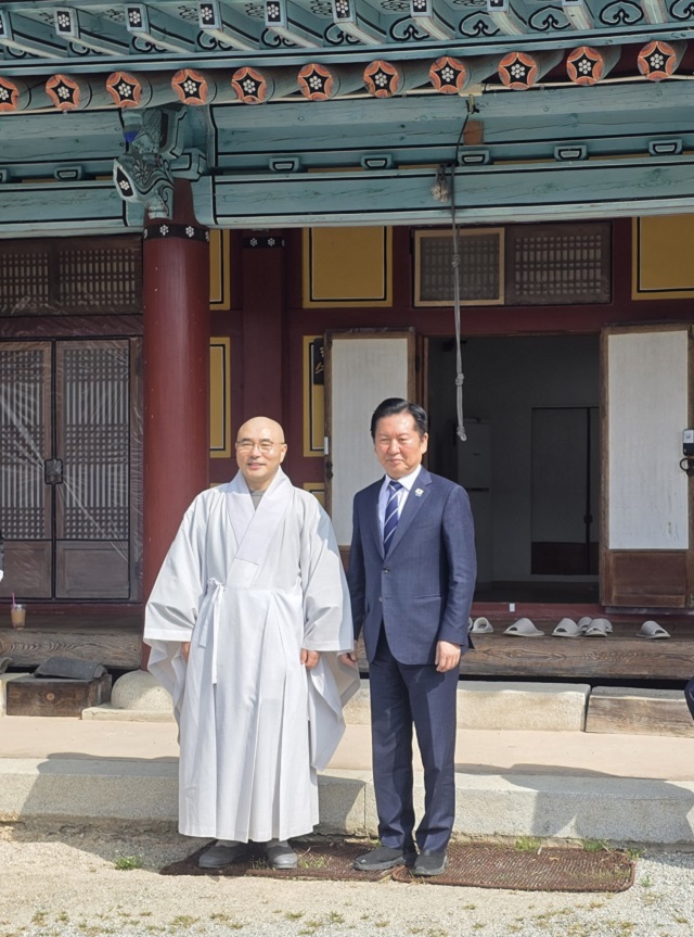 ▲ 더불어민주당 정청래 대표가 지난 28일 오전 포항의 대표 사찰인 보경사를 방문해 탄원 주지스님과 기념촬영을 하고 있다.ⓒ보경사