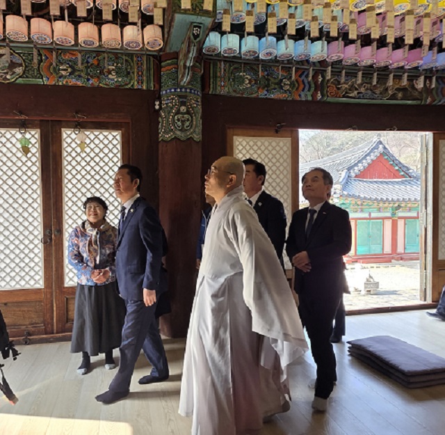 ▲ 더불어민주당 정청래 대표가 지난 28일 오전 포항의 대표 사찰인 보경사를 방문해 탄원 주지스님과 대웅전을 둘러보고 있다.ⓒ보경사