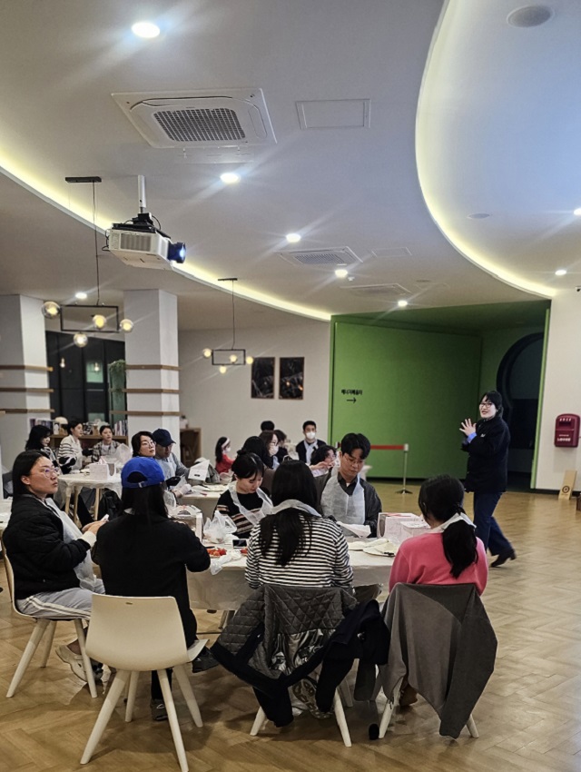 ▲ 한울원자력본부는 지난 24일부터 25일까지 울진군 주민을 대상으로 ‘딸기 생크림 케이크 만들기’ 원데이 클래스 ‘에너지아뜰리에’를 성황리에 개최했다.ⓒ한울본부