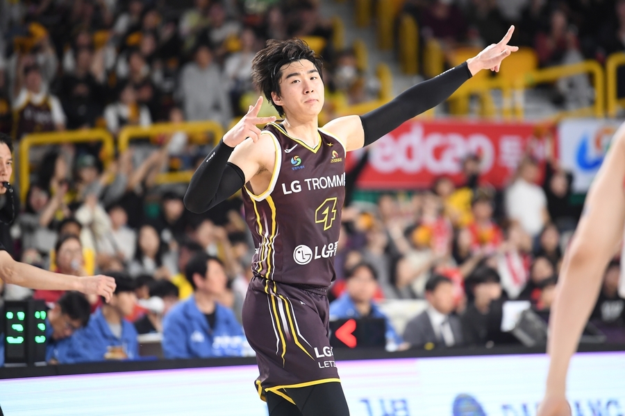 ▲ LG가 SK를 꺾고 정규리그 우승 넘버를 2로 줄였다.ⓒKBL 제공