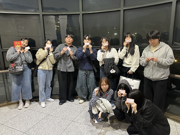 ▲ 어린나이에 가족돌봄이라는 짐을 지고 있은 청소년들이 함께 모여 식사도 하고 공연도 관람하고 우의를 다지고 있다.ⓒ충북청년미래센터 제공